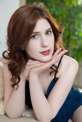 /Pearl Sweet Blue-eyed Beauty Lounges Naked