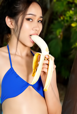 /Effervescent Japanese Beauty Mayuko Bare Her Sexy Small Breasts