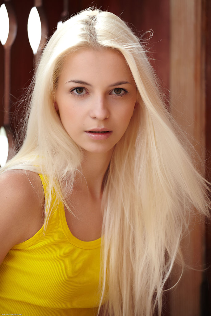 Leonie In Entrance - Photo 02