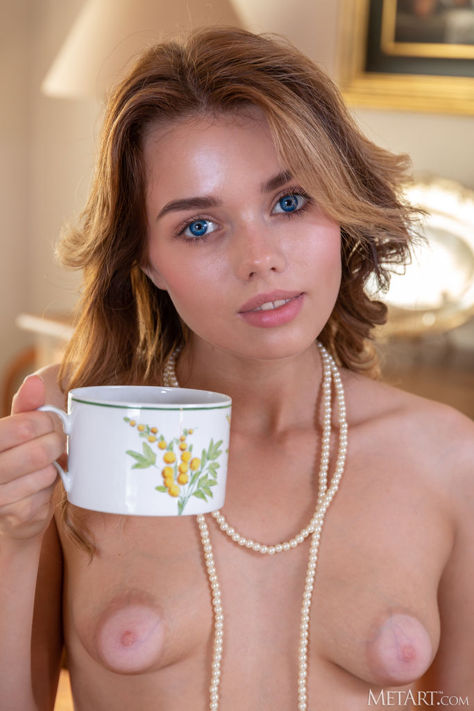 Keira Blue In Eye Catching - Photo 15