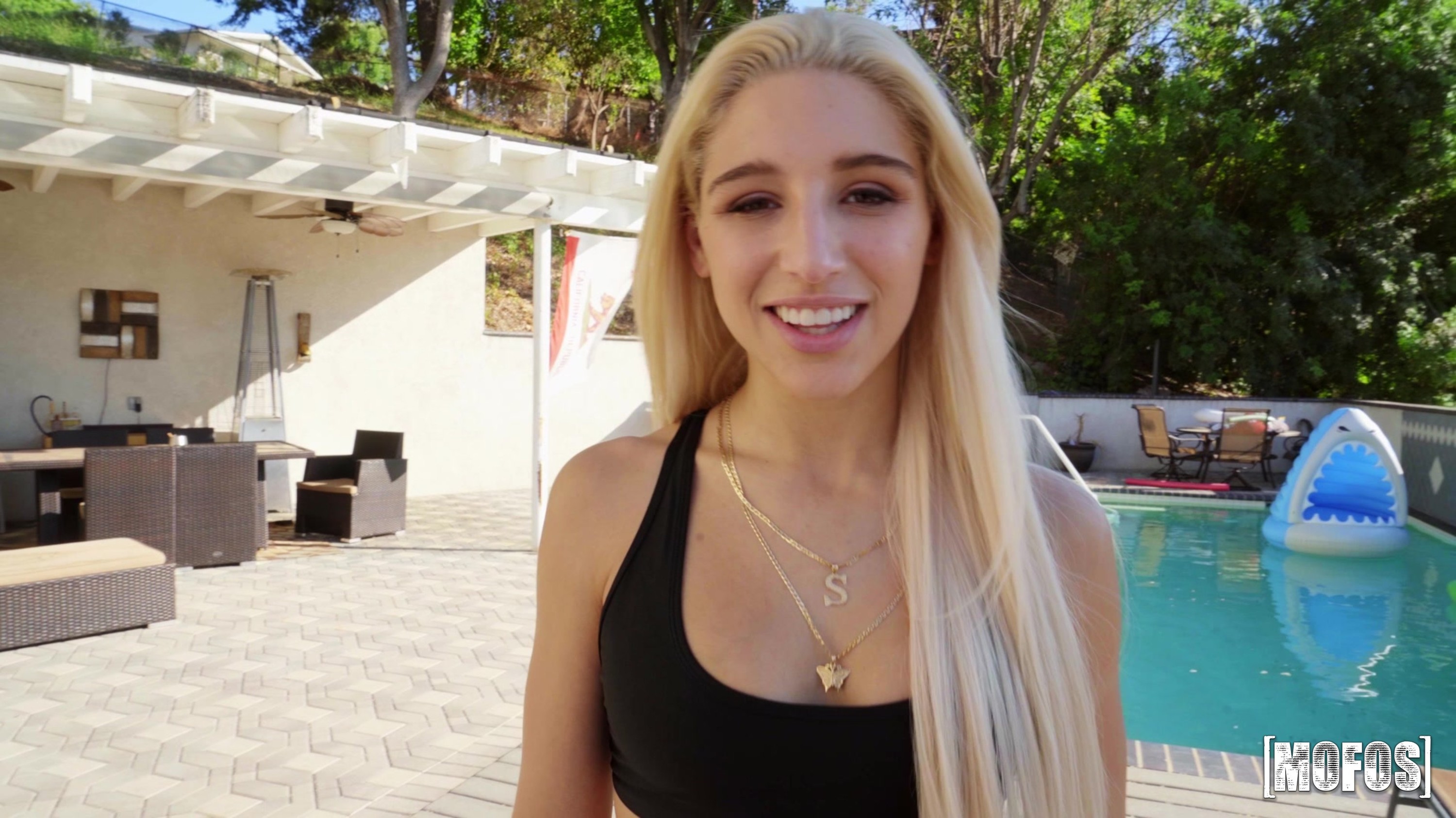 Abella Danger Sucking Big Hard Dick - Photo 00