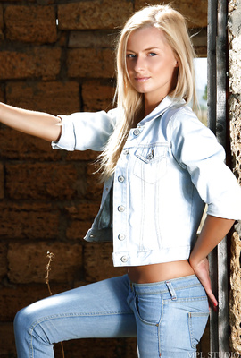 Sensual Blondie takes off Tight Sexy Jeans outfit