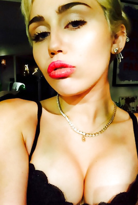 Famous Miley Cyrus made some hot sexy nude selfies