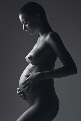 Pregnant lingerie model Miranda Kerr posing naked