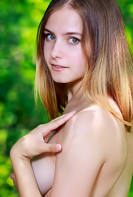 Dakota Pink Showing Nude Round Booty And Shaved Pussy