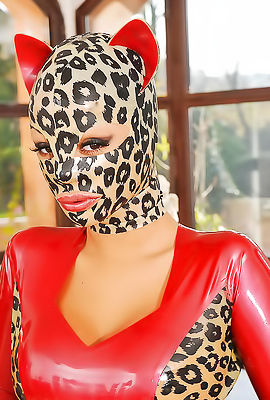 Puurrfect pussy cat babe in latex!