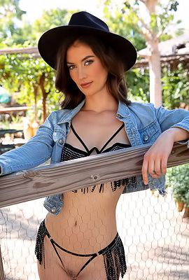 /Bella Donna Latina Stunner Is A Captivating Sight In Her Cowboy Hat And Sexy Lingerie