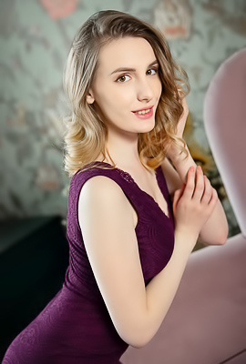 /Lillie Spreads Her Long Legs And Shows Pink Pussy