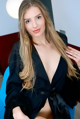 Brittany Bare Flaunt Her Firm Round Ass