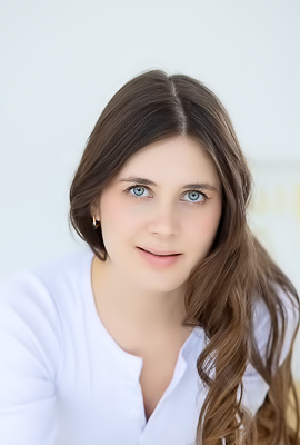 /Luna Pica Kneeling To Flaunt Her Perfect Ass