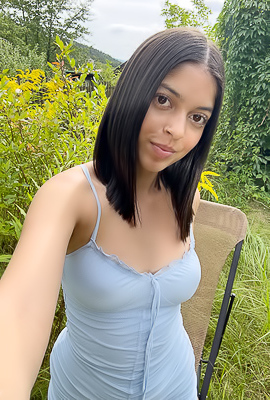 Gia Rosse Fingering Her Hungry Pussy