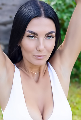 Simon Expose Her Plump-lipped Pussy To The Summer Breeze