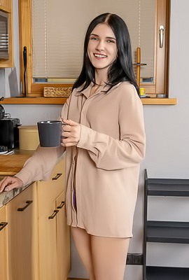 /Brunette Posy Mastubating On A Table