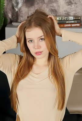 /Lalli Show Off Her Lovely Legs And Hugs Her Luscious Booty