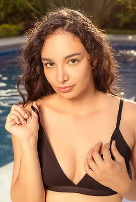 Saray Bound Decides It’s The Perfect Moment To Share Her Naked Beauty