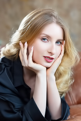 Minnie Lighter Turns Onto Her Knees To Diddle Herself Doggy Style