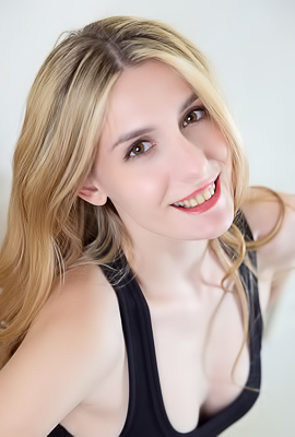 Lillie Pie Statuesque Blonde Flaunts Her Hourglass Figure With Sizzling Self-assurance