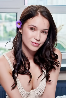 /Wikki Perfectly Naked With Her Firm Round Booty