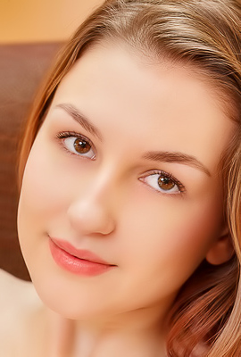 Isabele Expose Her Plump-lipped Pussy