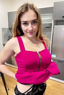 Dee Dee Sexy Babe Is Locked And Loaded For Some Sexy Fun