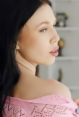 Kris Sis Alluring Striptease Reveals Hearthy Passion