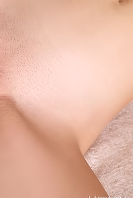 Liz Ocean Reveals Perfect Skin In Nude Glance